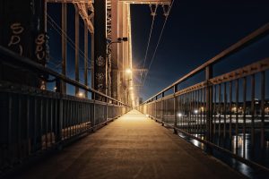 3d韩漫《夜色迷情》连载中封面，夜晚城市霓虹灯下的人物，3d渲染夜景光效出色